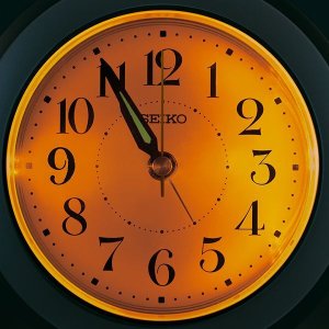 画像3: SEIKO[セイコー]　セイコークロック　KR336W　電波置き時計　「夜でも見える」自動点灯目ざまし時計 アラームのON・OFFがライトの色で分かります　正規品